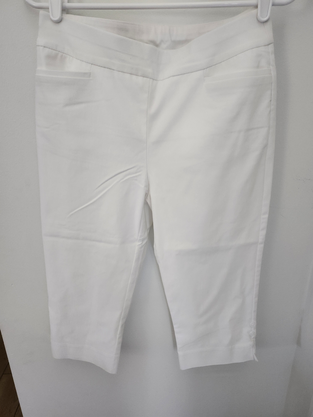 Chico's White Pull-On Capri Pants